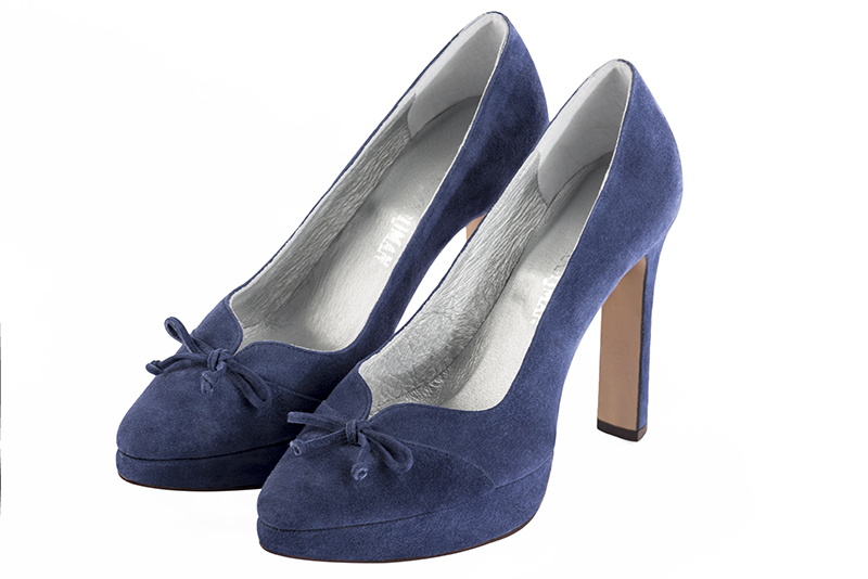 Prussian blue women's dress pumps, with a knot on the front. Tapered toe. Very high slim heel with a platform at the front. Front view - Florence KOOIJMAN